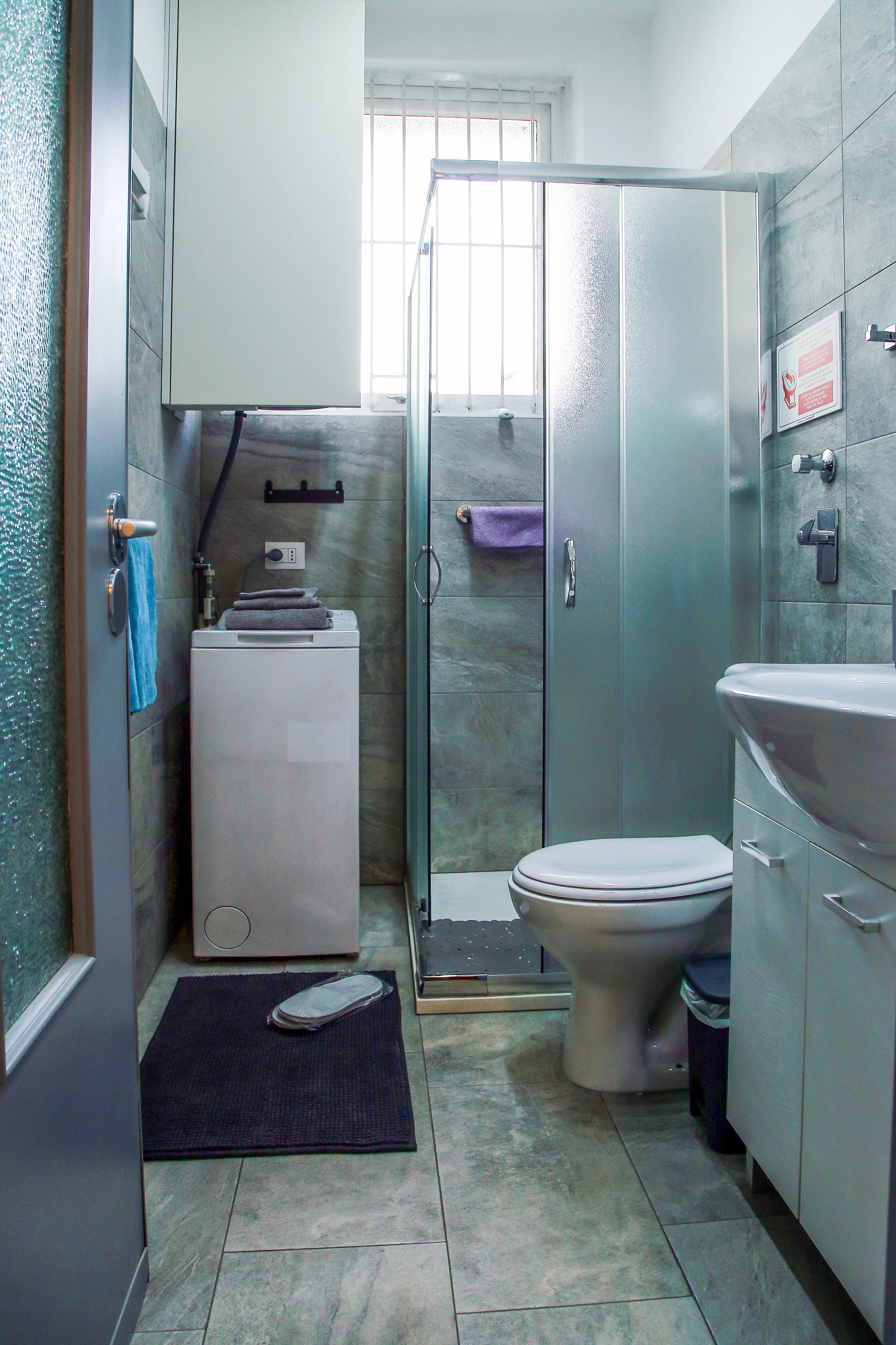 Bagno con doccia moderna