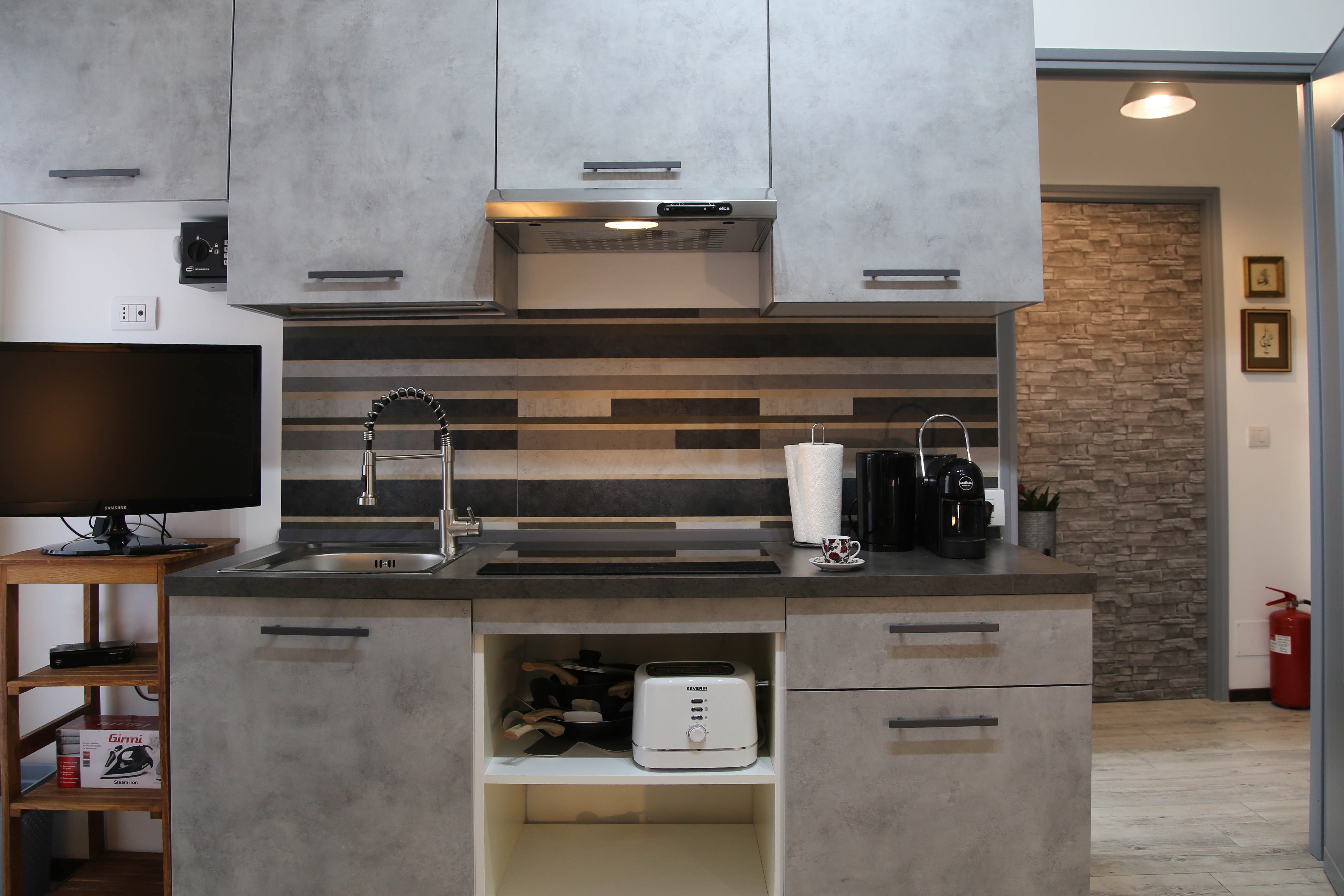 Cucina attrezzata con piano cottura e microonde
