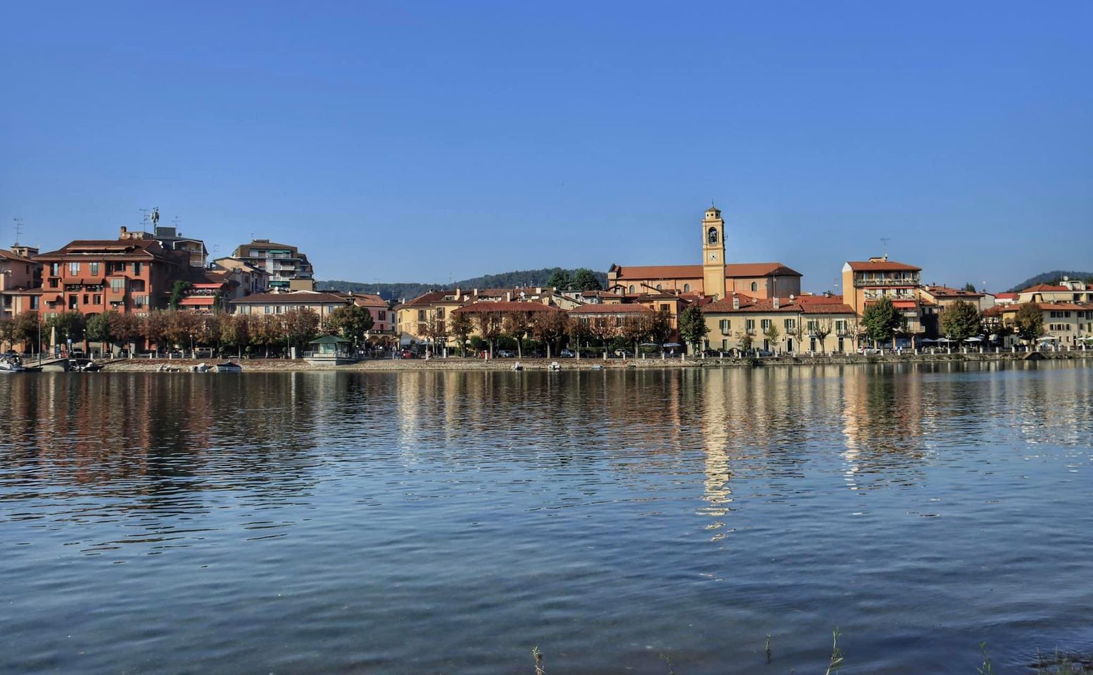 Lago Maggiore con spiaggia e lungolago