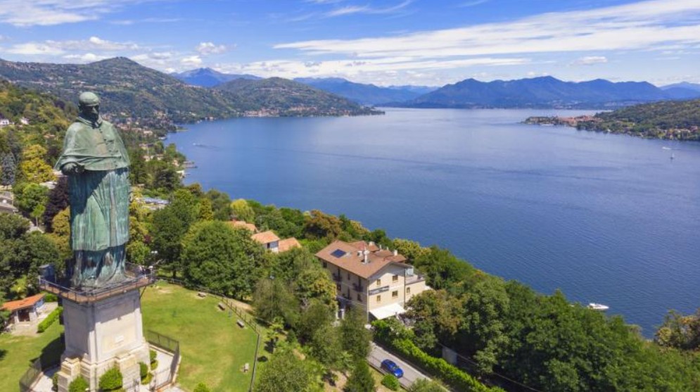 Sacro Monte di Arona con statua di San Carlo